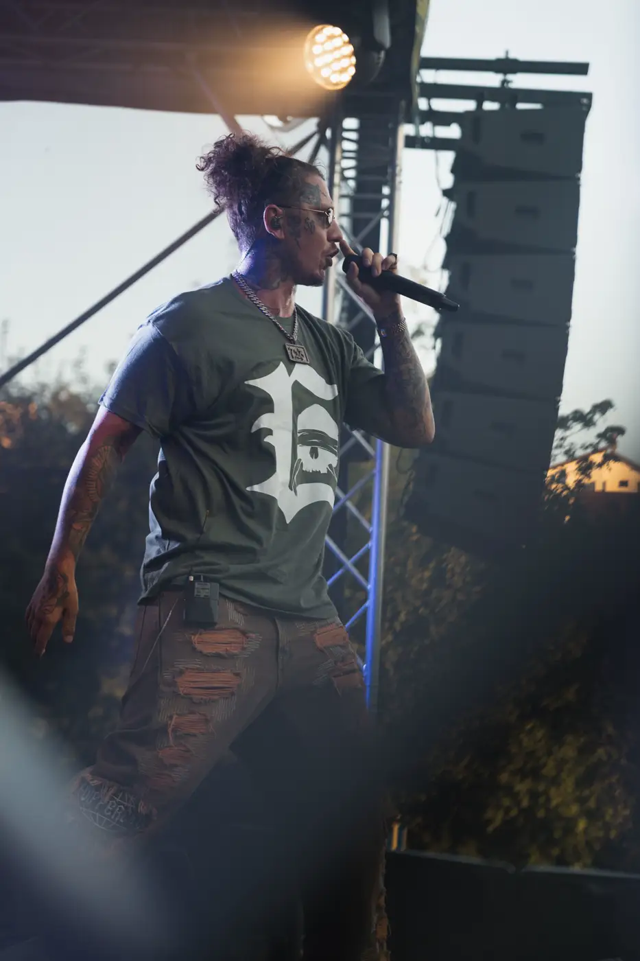 Festival TLAK 2026 — Rapper s mikrofonem v podvečerním světle