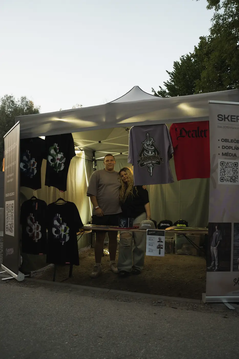 Festival TLAK 2026 — Merch stánek s tričky