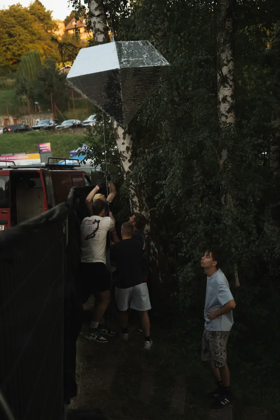 Festival TLAK 2026 — Návštěvníci v areálu za soumraku
