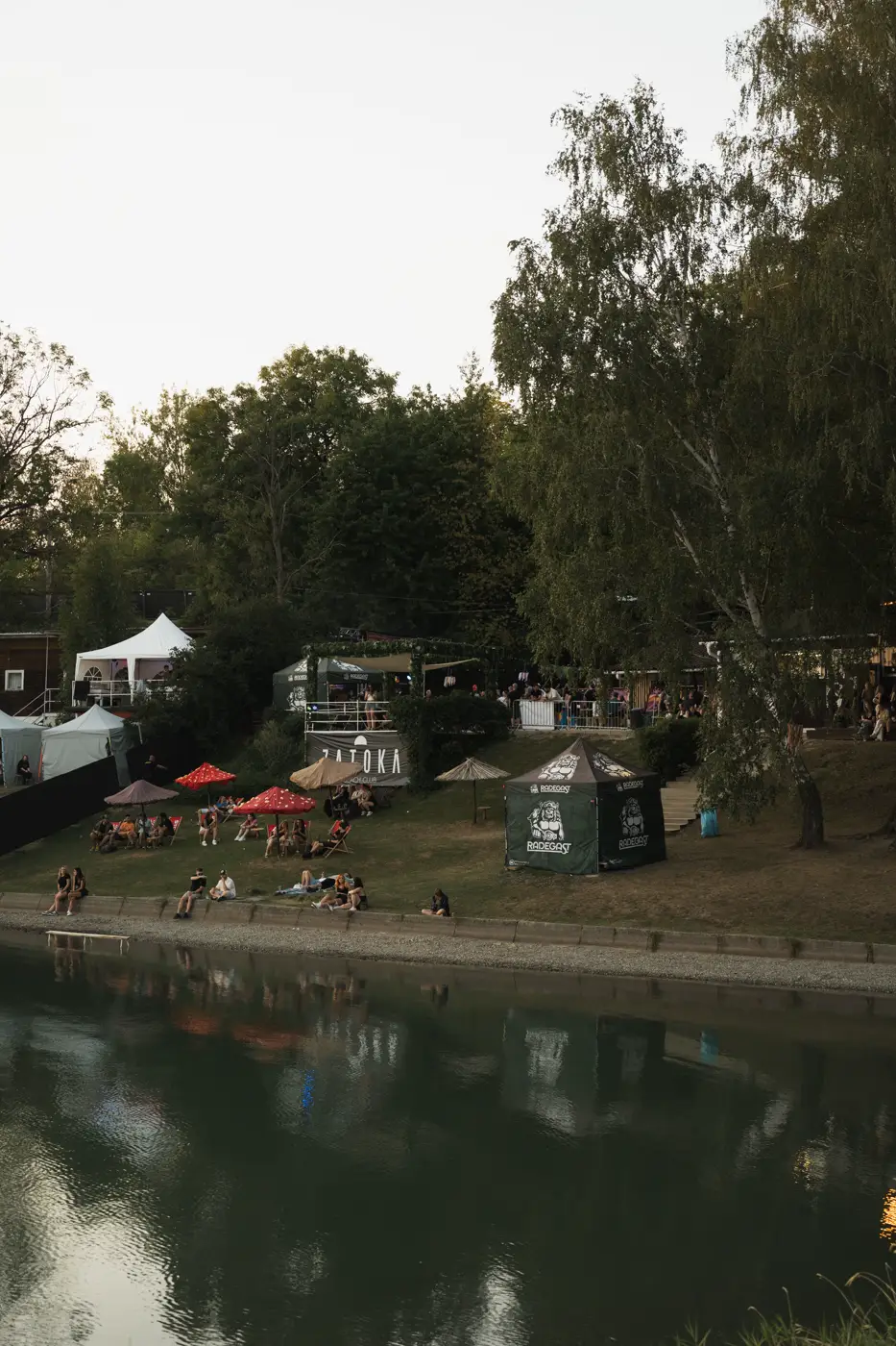 Festival TLAK 2026 — Pohled přes vodu na festivalový areál