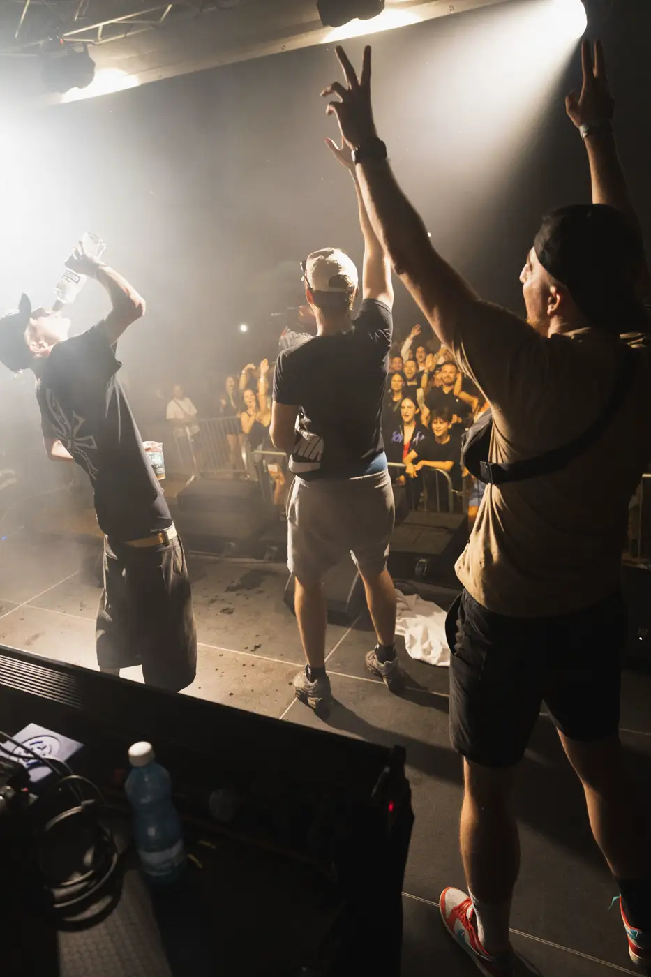 Festival TLAK 2026 — Interpreti na pódiu se zdviženýma rukama