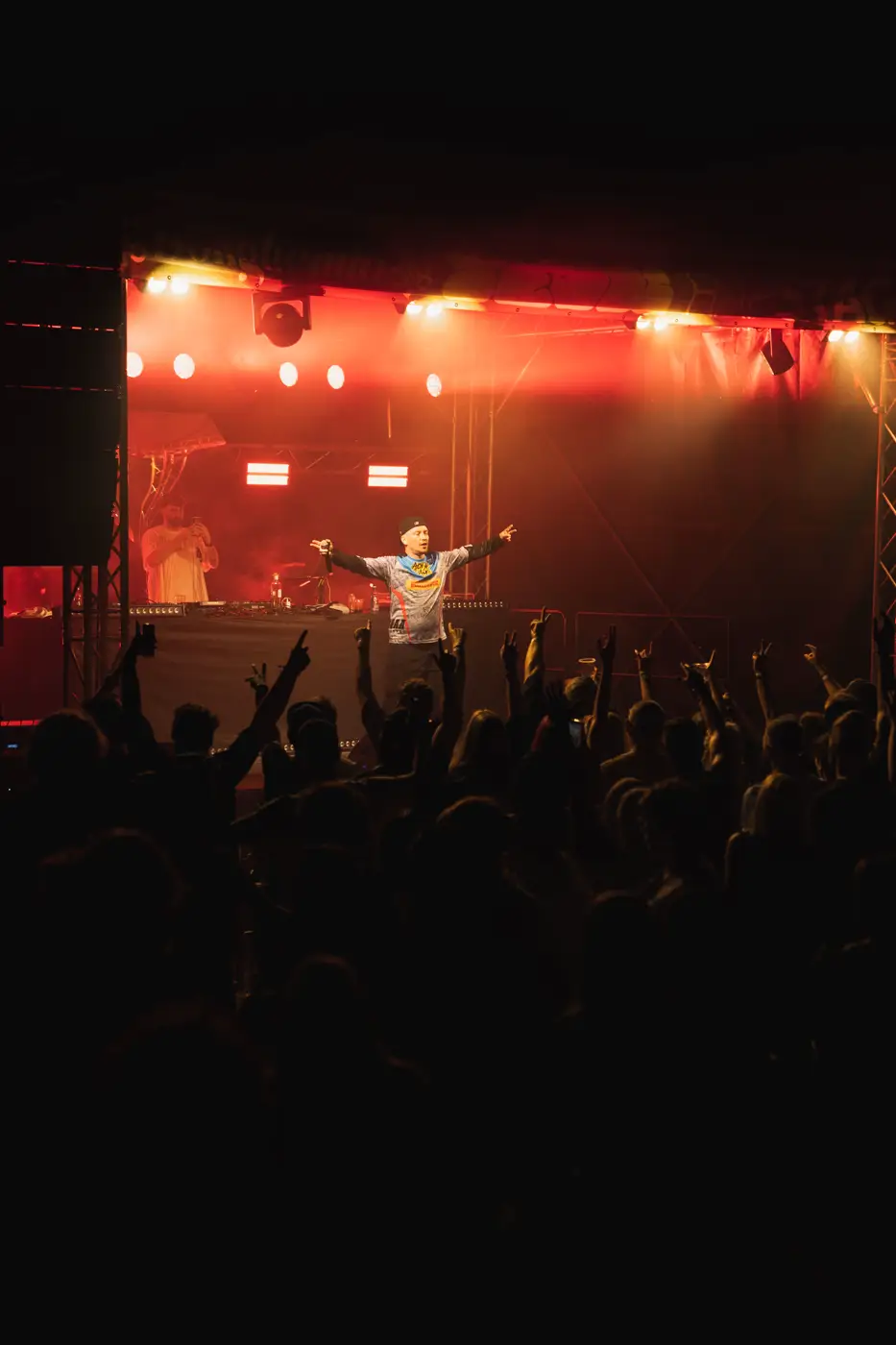 Festival TLAK 2026 — Pódium v červeném světle a dav