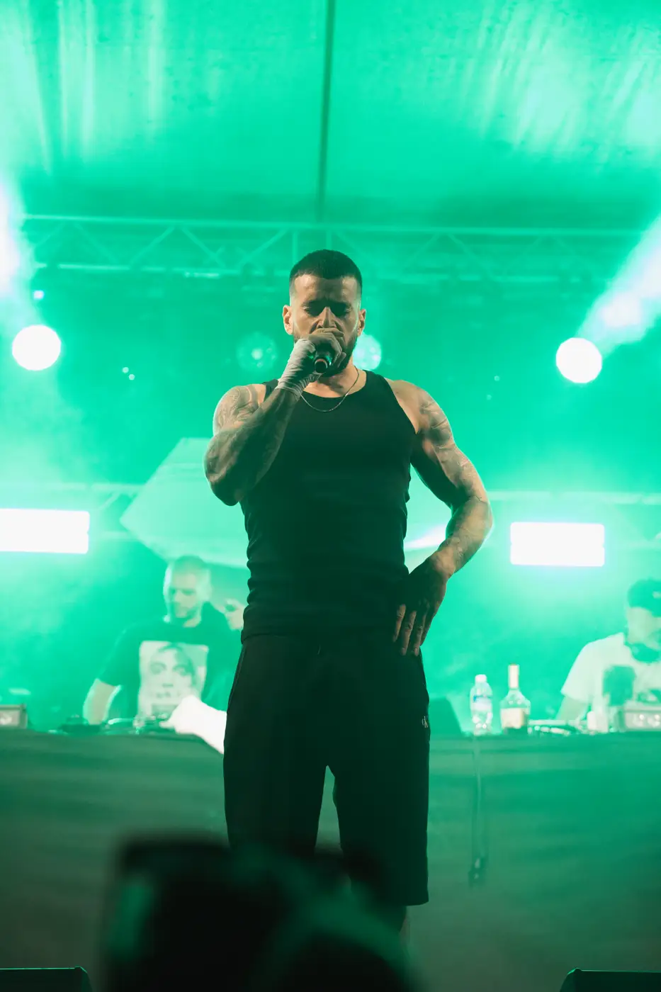 Festival TLAK 2026 — Rapper v zeleném světle na pódiu