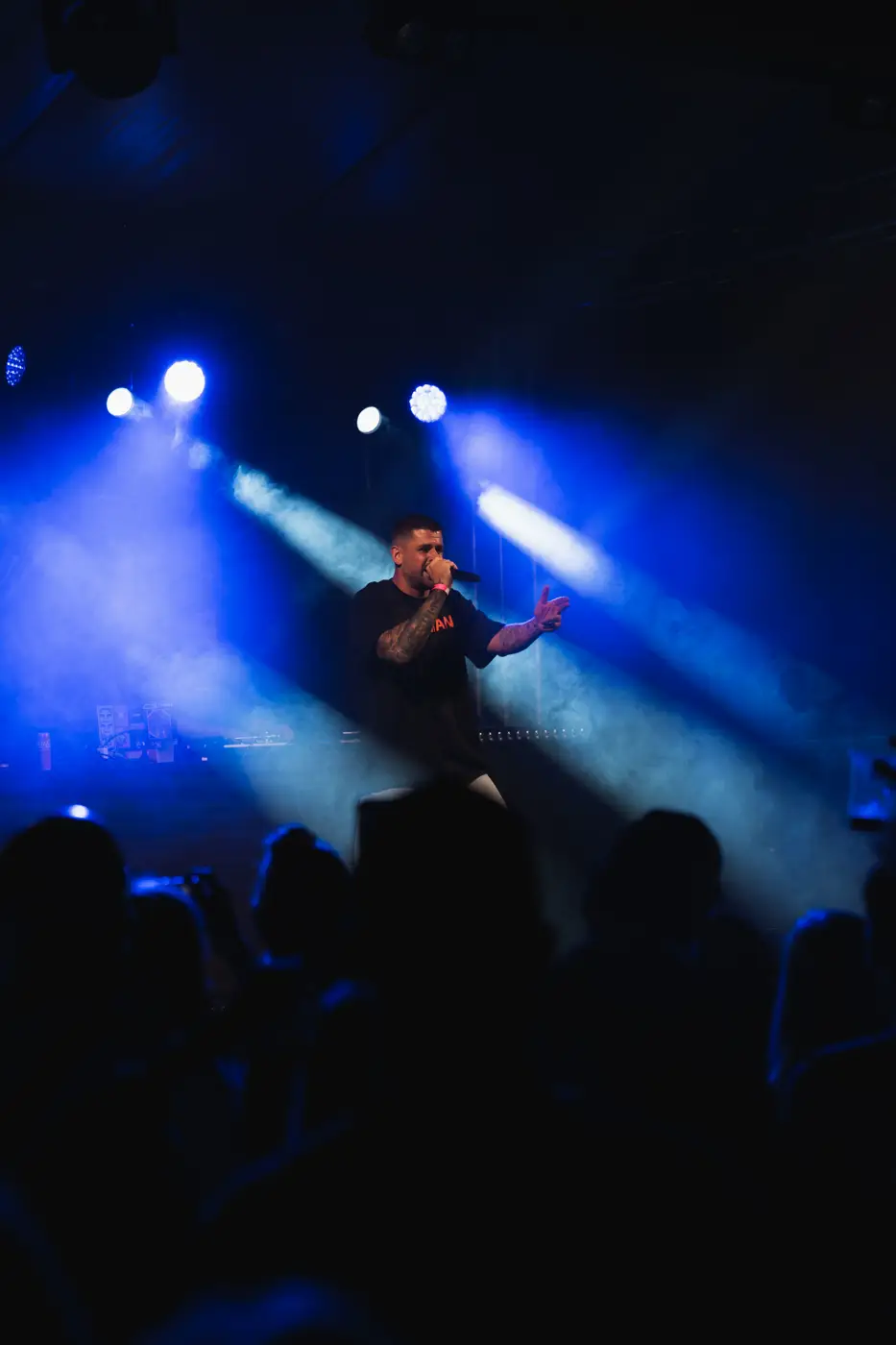 Festival TLAK 2026 — Interpret před nasvíceným davem