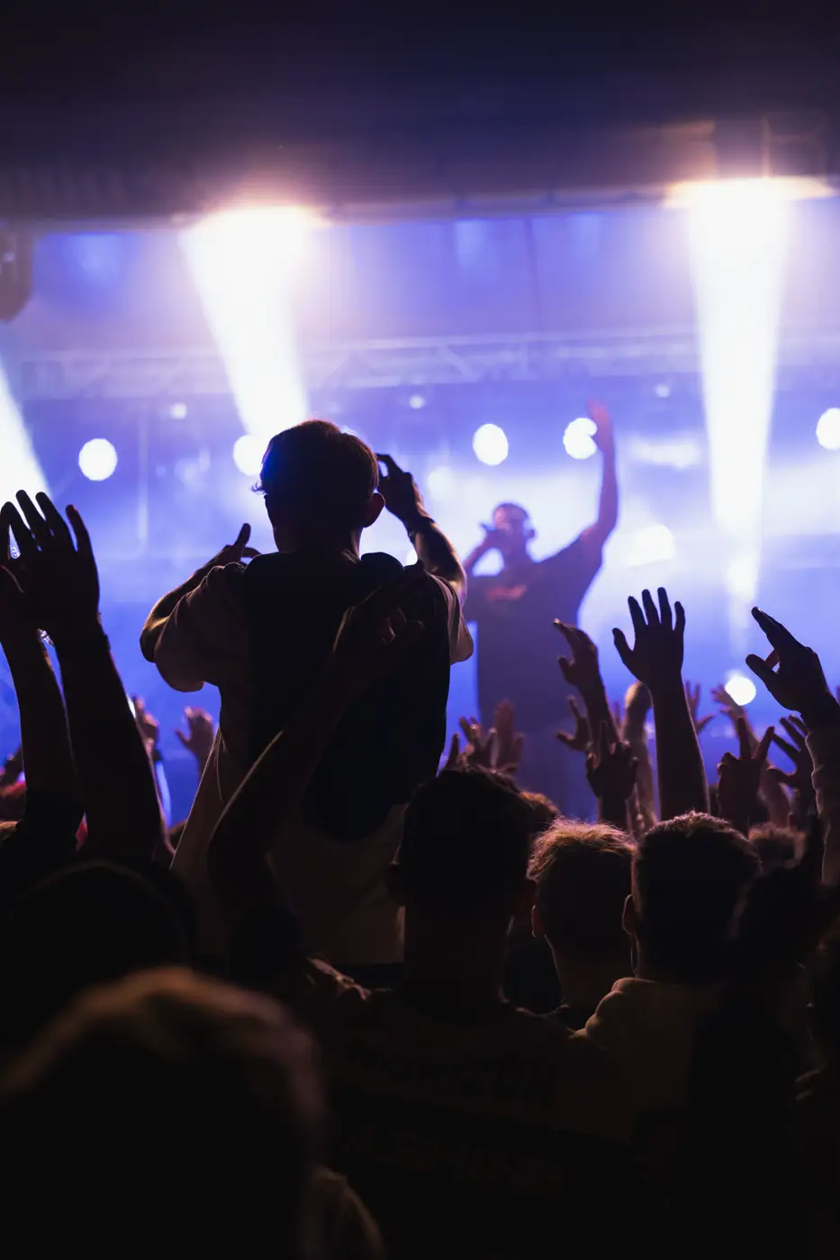 Festival TLAK 2026 — Ruce davu ve světlech pódia