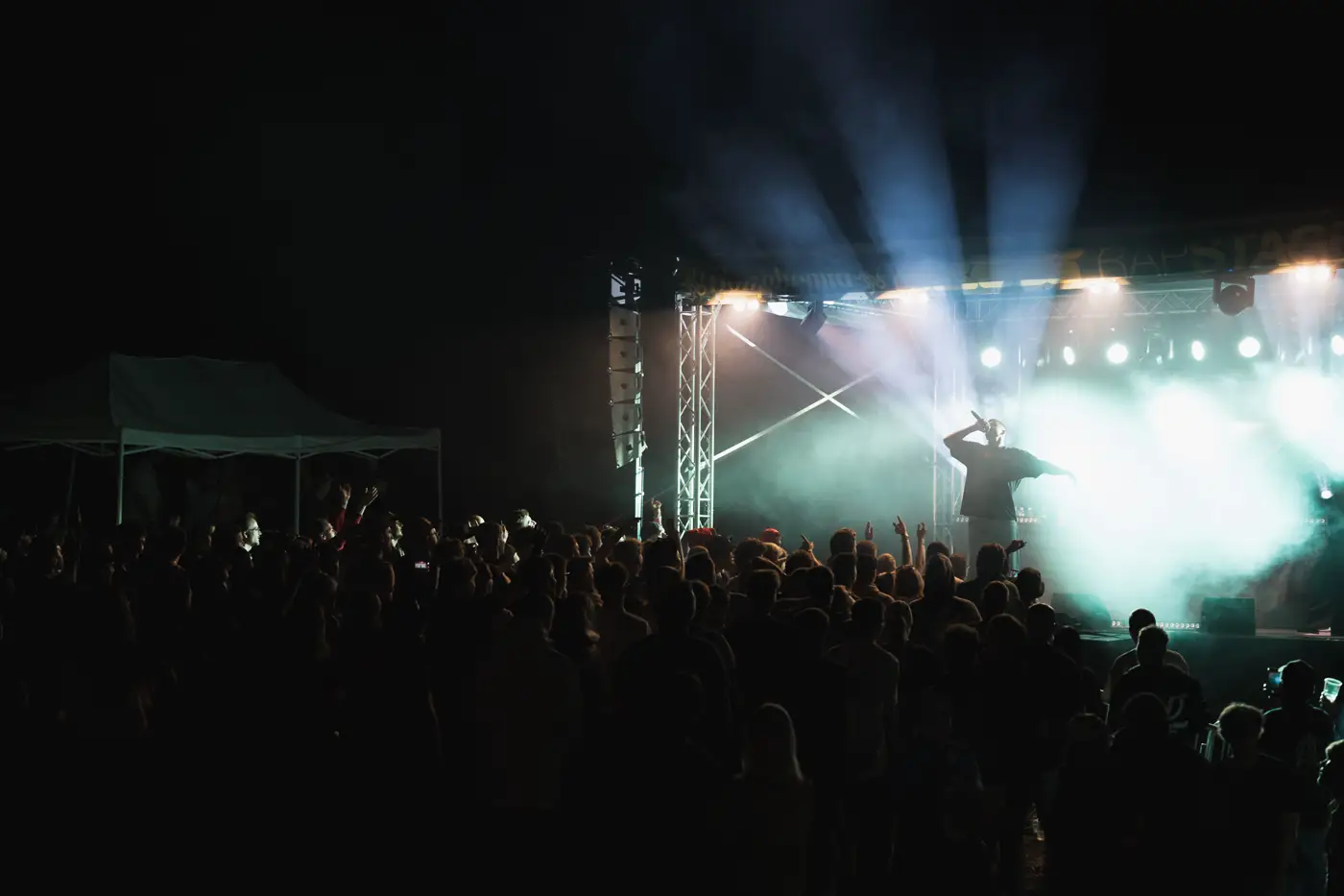 Festival TLAK 2026 — Noční pohled na pódium z davu