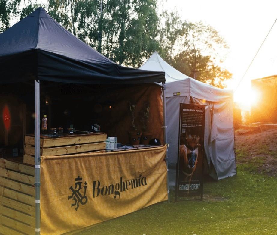 Festival TLAK — stánek Bonghemia při západu slunce