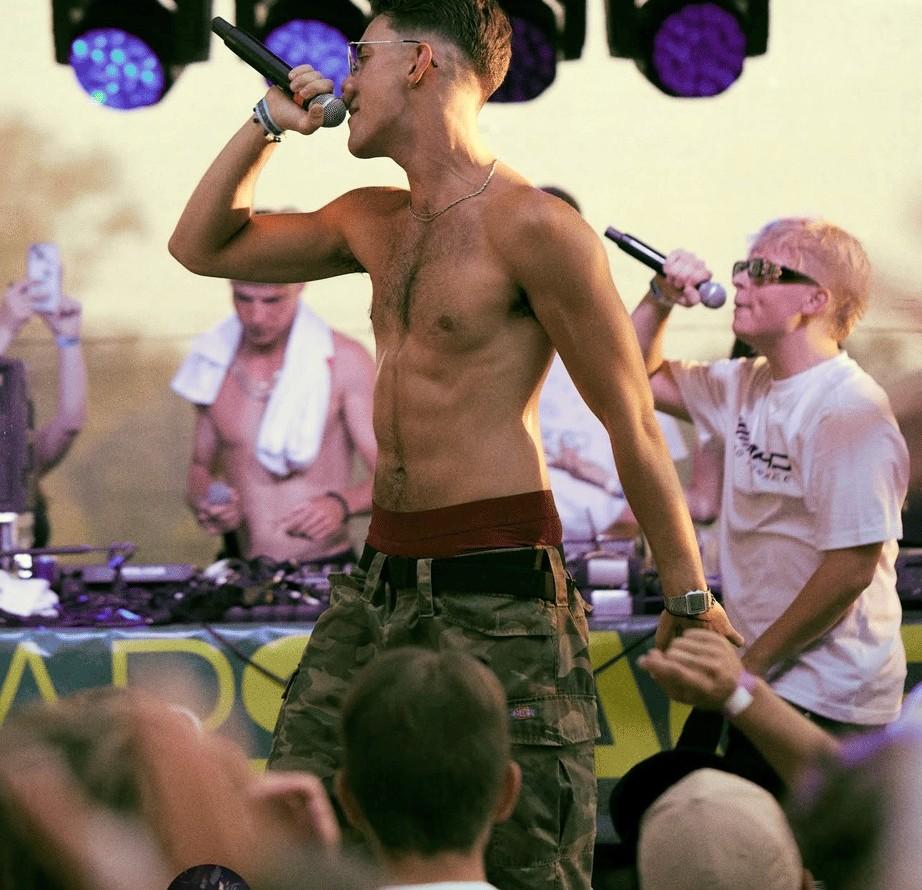 Festival TLAK — rapper s mikrofonem na pódiu, dav před ním