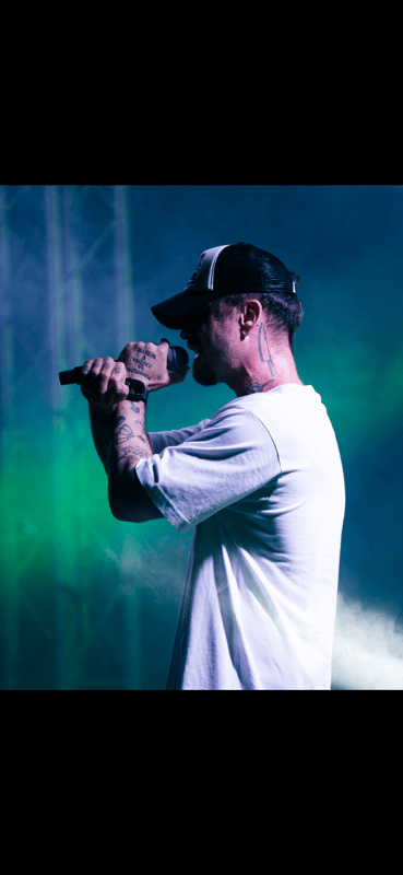 Festival TLAK — rapper, modrozelená světla