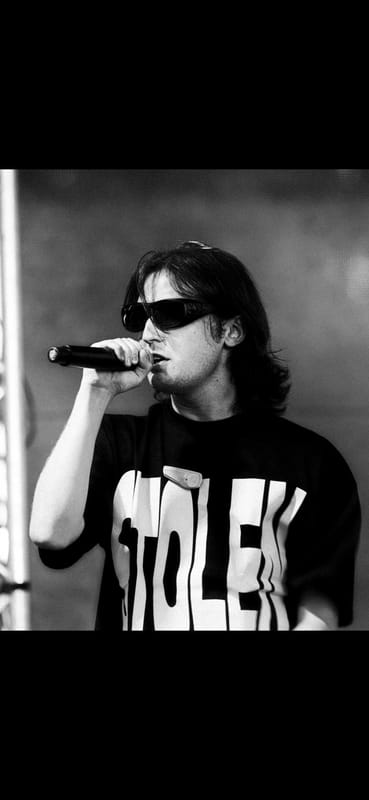 Festival TLAK — rapper na pódiu s mikrofonem